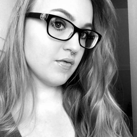 Meet your Posher, Hillary - Picture 1 of 1